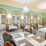 & Park Hotel